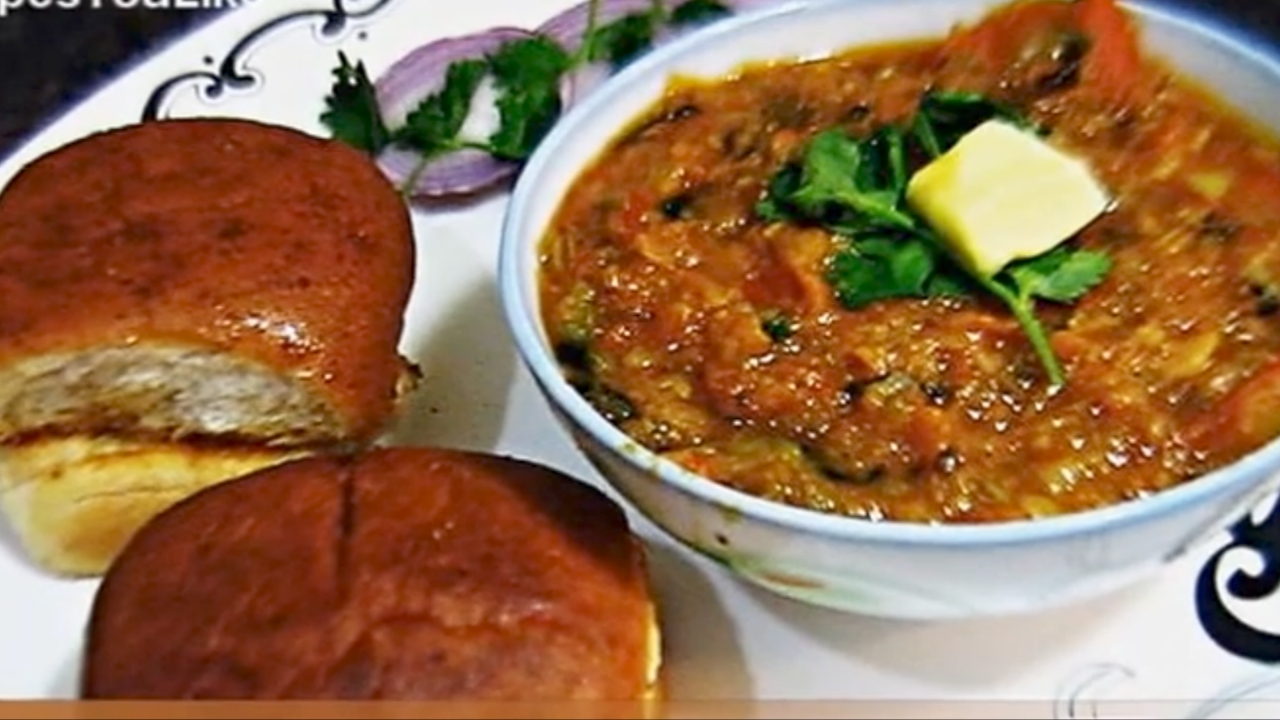 Mumbai restaurant style pav bhaji with masala ingredients